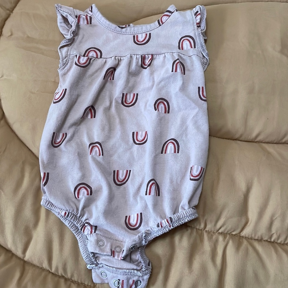 Old Navy 0-3 month onesie. EUC